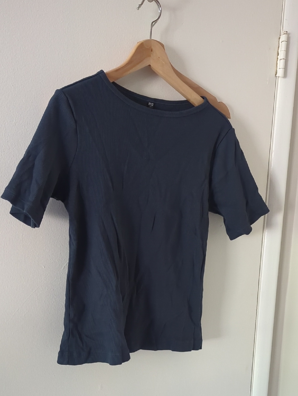 Uniqlo Short-Sleeve Crew Neck Tee in Navy Blue